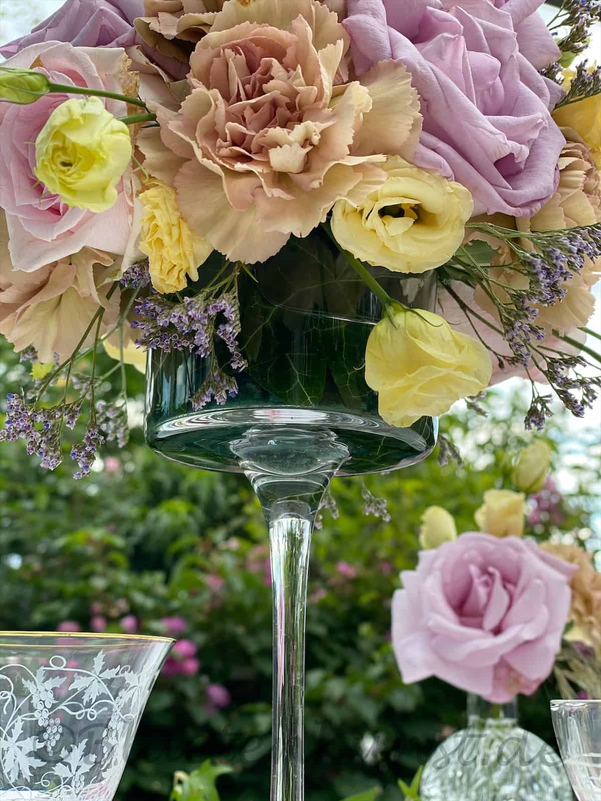 Vintage Glasvase mit Rosen von Gertis Blütenkunst