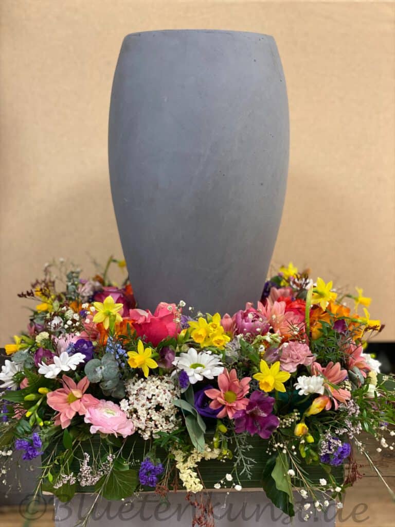 moderne TrauerFloristik Urne Schmuck Kranz Gestecke Stilvolle Blumen
