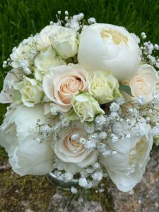 Brautstrauß in weiß für Gartenglück & Blütenkunst aus Pörnbach mit Pfingstrosen , cremefarbene Weddingrose vendela , schleierkraut , polyanter rose