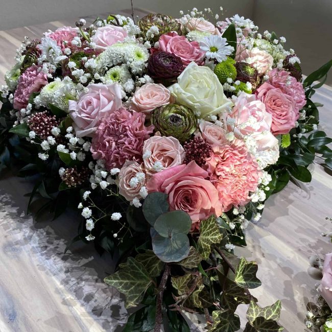 modernes Blumen Trauerherz in weiss, pink, lila, rosa , bunt mit Rosen, Ranukel, Nelken , Schleierkraut, Crysamtheme