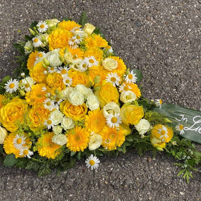 Trauer Herz mit gelben modernen Rosen aus Ingolstadt von Gerti Haslauer für Beerdigung in Schrobenhausen moderne trauerfloristik