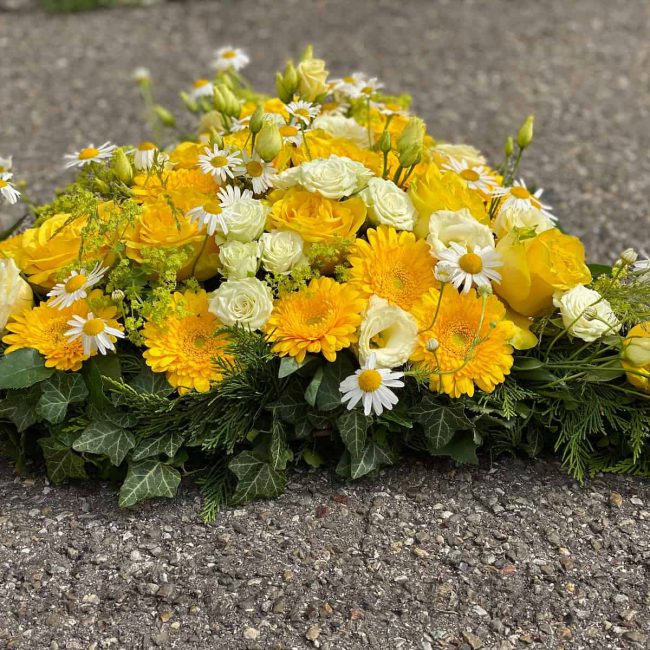 stilvolle Trauer Floristik Herz mit gelben Gerbara, Nelken, Rosen Stilvolle Blumen für Beerdigung in Paffenhofen Bayern