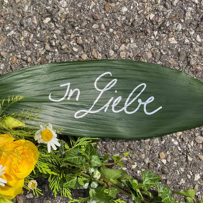 moderne Trauerfloristik "In Liebe" Alternative Trauerschleife für Beerdigung in Ingolstadt